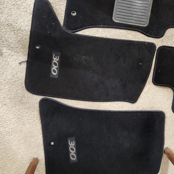 2 Sets Of Chrysler 300 Floor Mats - Picture 5 of 9